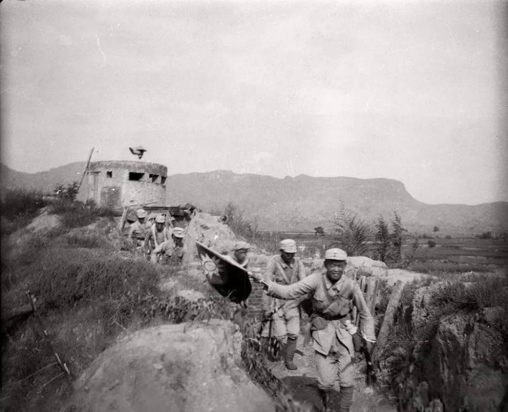 自行车|为什么抗战剧里,鬼子们都在地上跑,汉奸却骑自行车?