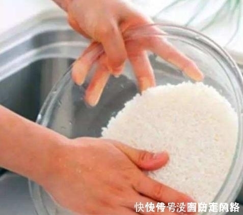 这种“水”浇花,好比浇“砒霜”,黄叶、烂根成常事,快停下来