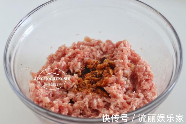 调韭菜馅儿时,只要记住调味顺序,韭菜就不会出水,饺子鲜汁四溢