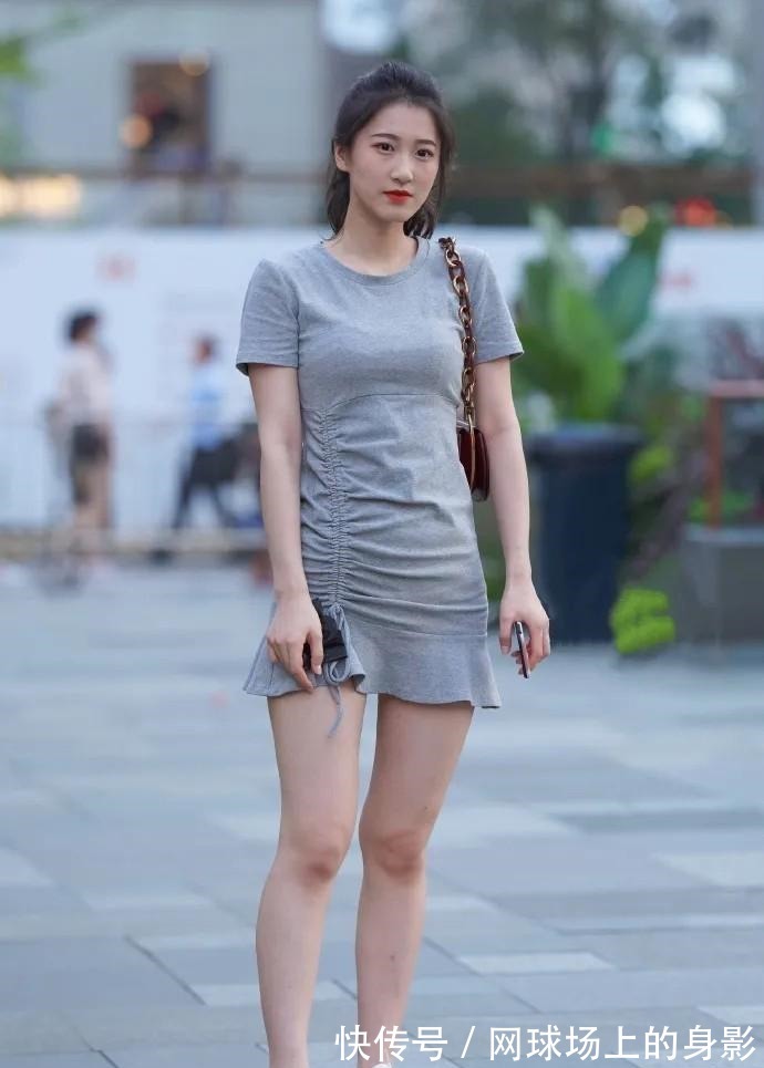 穿搭 常规的连衣裙穿搭,简单又时髦,尽显休闲惬意的一面