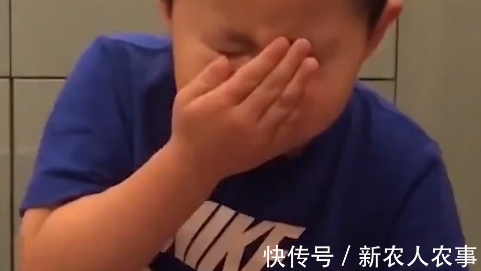 电脑|江苏苏州一小孩火了，为了玩电脑对妈妈各种拍马屁，还夸臭脚真香