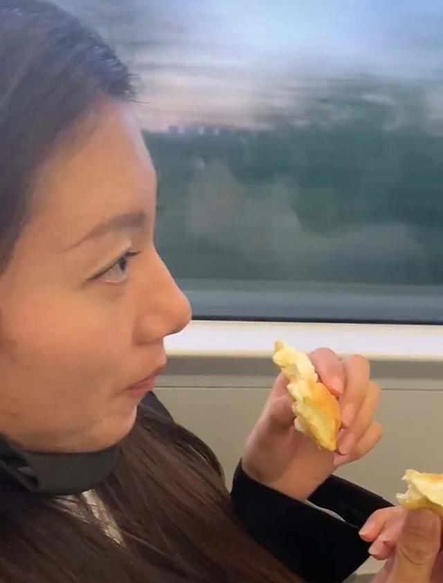 宝宝|宝宝乘坐高铁,被后座陌生阿姨“投食”,宝宝馋嘴模样萌翻网友