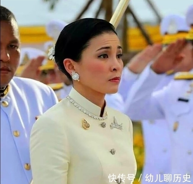 伴侣@诗妮娜贵妃的身份变了,和王后地位一样,离后宫宝座仅有半步之遥