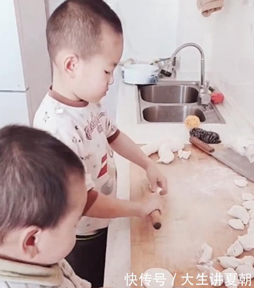 干面粉|兄弟俩包饺子配合默契,妈妈看清弟弟手上的动作时,忍不住笑出声