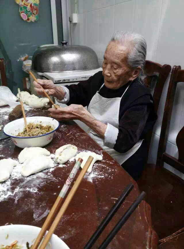 林伟|111岁，台州最长寿老人是温岭人！喜欢喝白酒，能大口吃肉，还爱吃炒豆