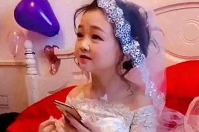 生子|90厘米袖珍女孩,不顾家人反对坚持生子,如今孩子成“瓷娃娃”