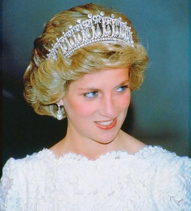 蓝宝石!戴安娜婚戒平淡无奇,卡米拉婚戒是无价之宝,查尔斯送礼太偏心了