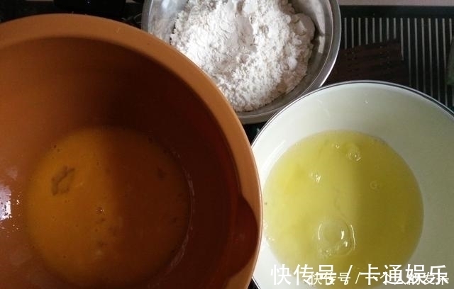 蛋糕|电饭煲蛋糕 起的非常高,材料只需4样 可香了松软好吃