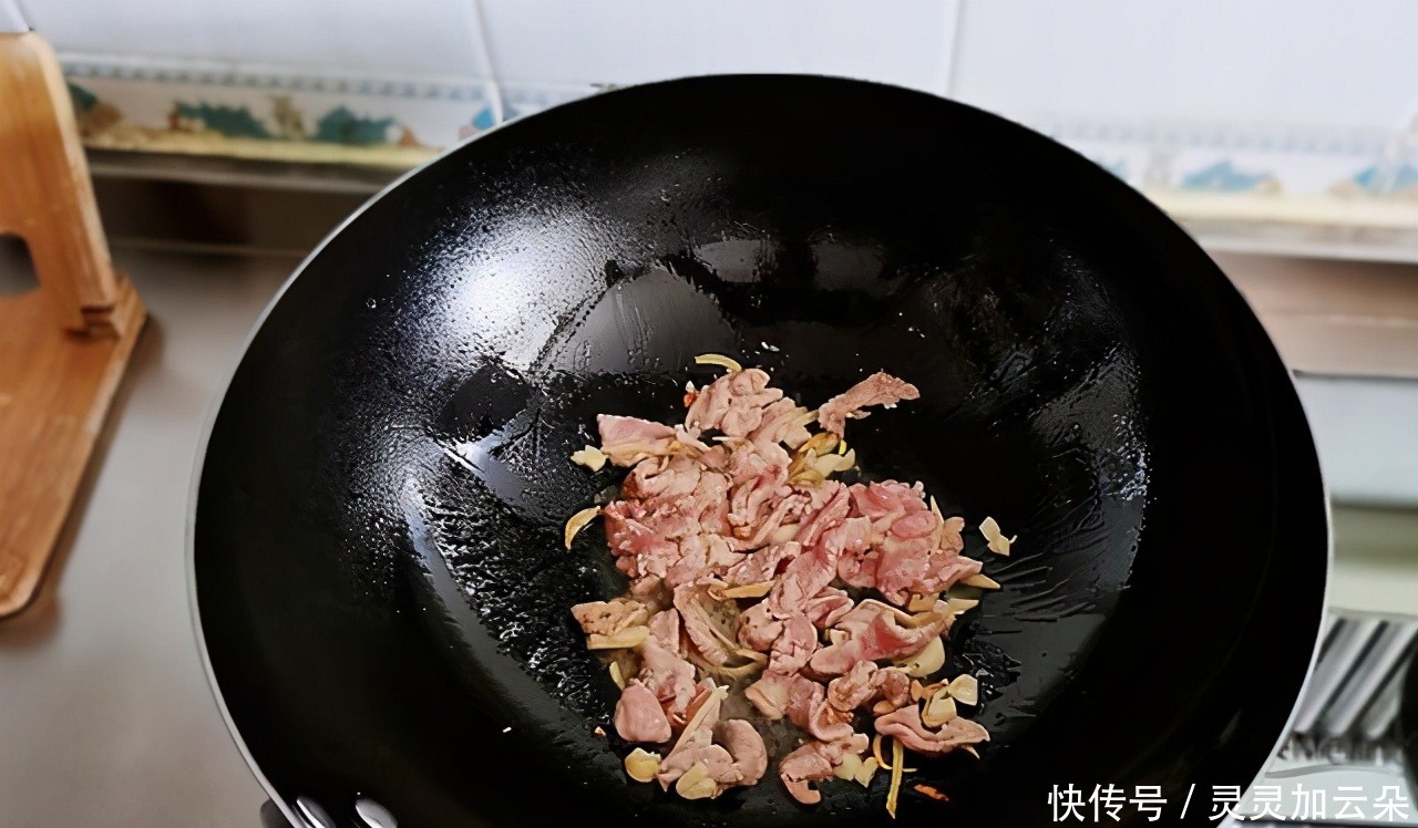 两口子的快手午餐,荤素搭配简单好做,炒肉丝嫩滑入味有窍门