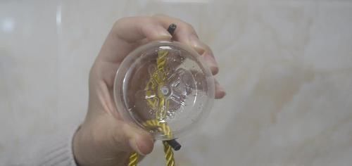 塑料瓶|塑料瓶上穿一根绳子,放在卫生间一年省下不少钱,早点知道就好了