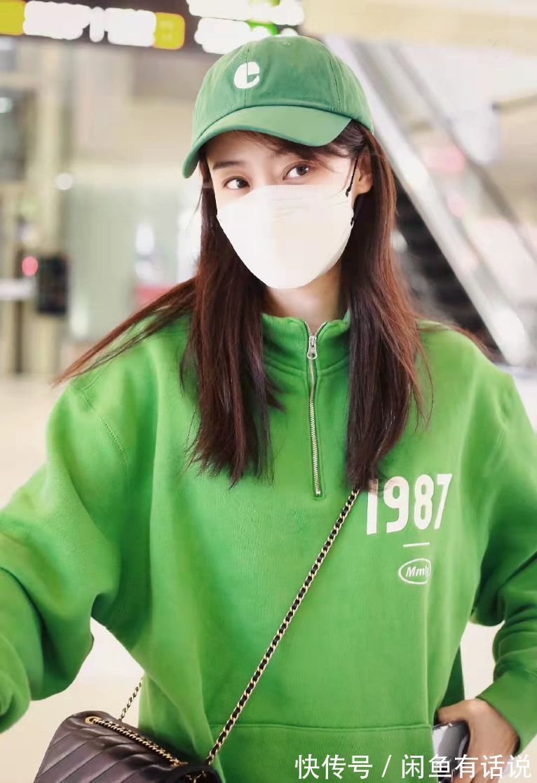 流行 2022年长春花蓝是流行色?女星们却集体穿上了绿色,一个比一个美