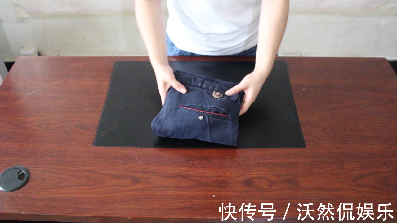 裤脚|叠牛仔裤的5种方法，简单易学还超省空间，衣柜再翻腾也不怕乱