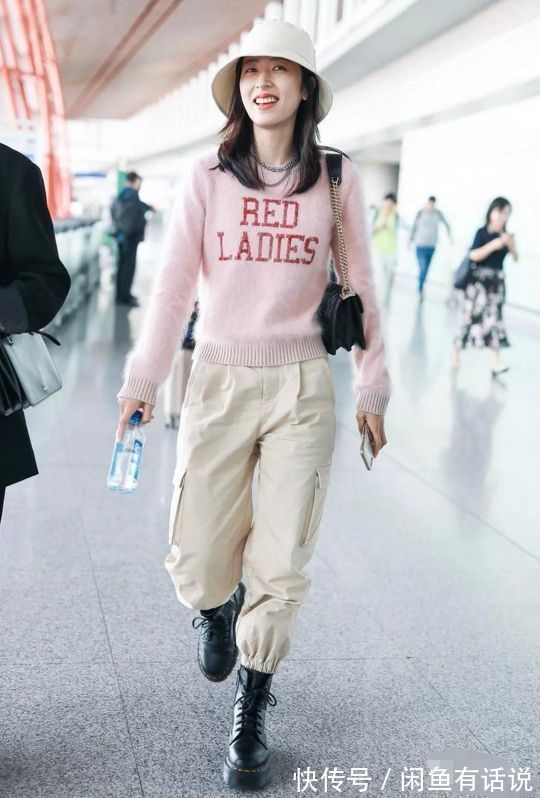 搭配 穿靴子别总配小脚裤,现在流行配“松松裤”,遮肉显瘦明星都上头
