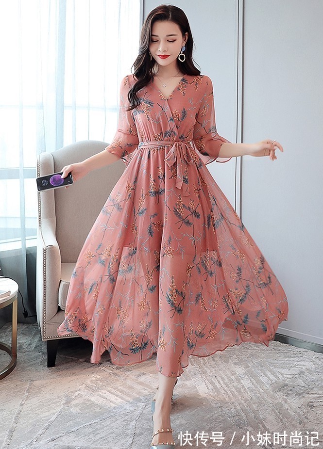 连衣裙|夏季减龄碎花大裙摆的连衣裙,美得无与伦比