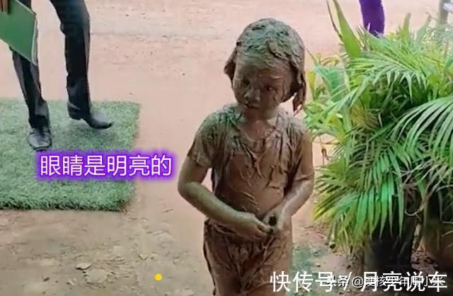 农村|广西萌娃回家变“泥娃”,大人拿鞭子在后面赶,网友:洗洗还能要