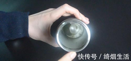 保温杯脏了不好洗?教你用一秘招,洗完就和新买的一样干净,很实用