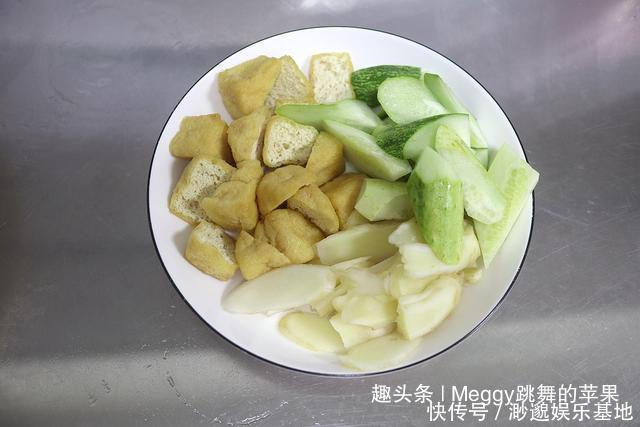  夏天|夏天没胃口跟我做家庭版麻辣香锅，饭菜一大锅，解馋过瘾不费事