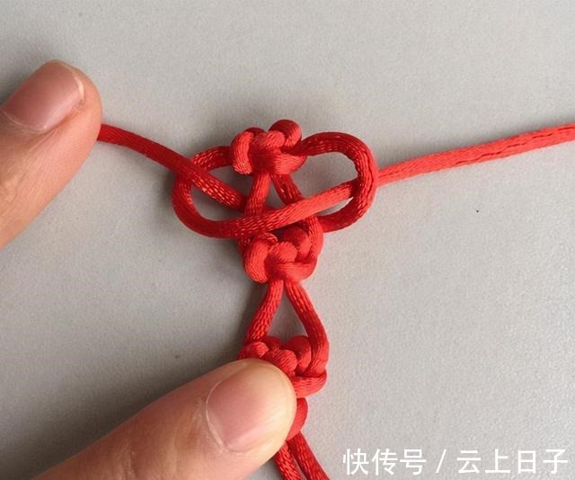 绕圈 心形结手链的编法教程,非常简单,只要2个结法就能编出!收藏了!