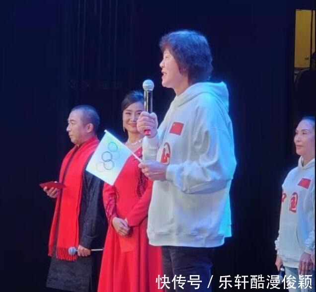 春晚|变胖了!郎平美国上华人春晚,变身主角发言,下巴更圆润