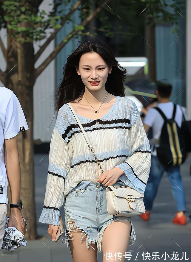 穿搭 喇叭袖针织衫搭配上宽松的牛仔短裤,慵懒又时尚,特别凸显身材