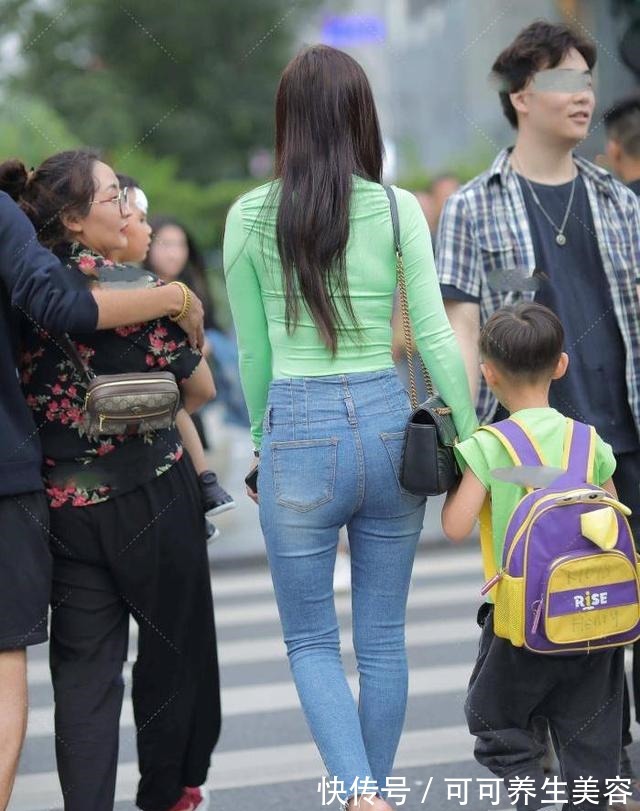 长T 小清新搭配,牛仔裤+果绿色长T!