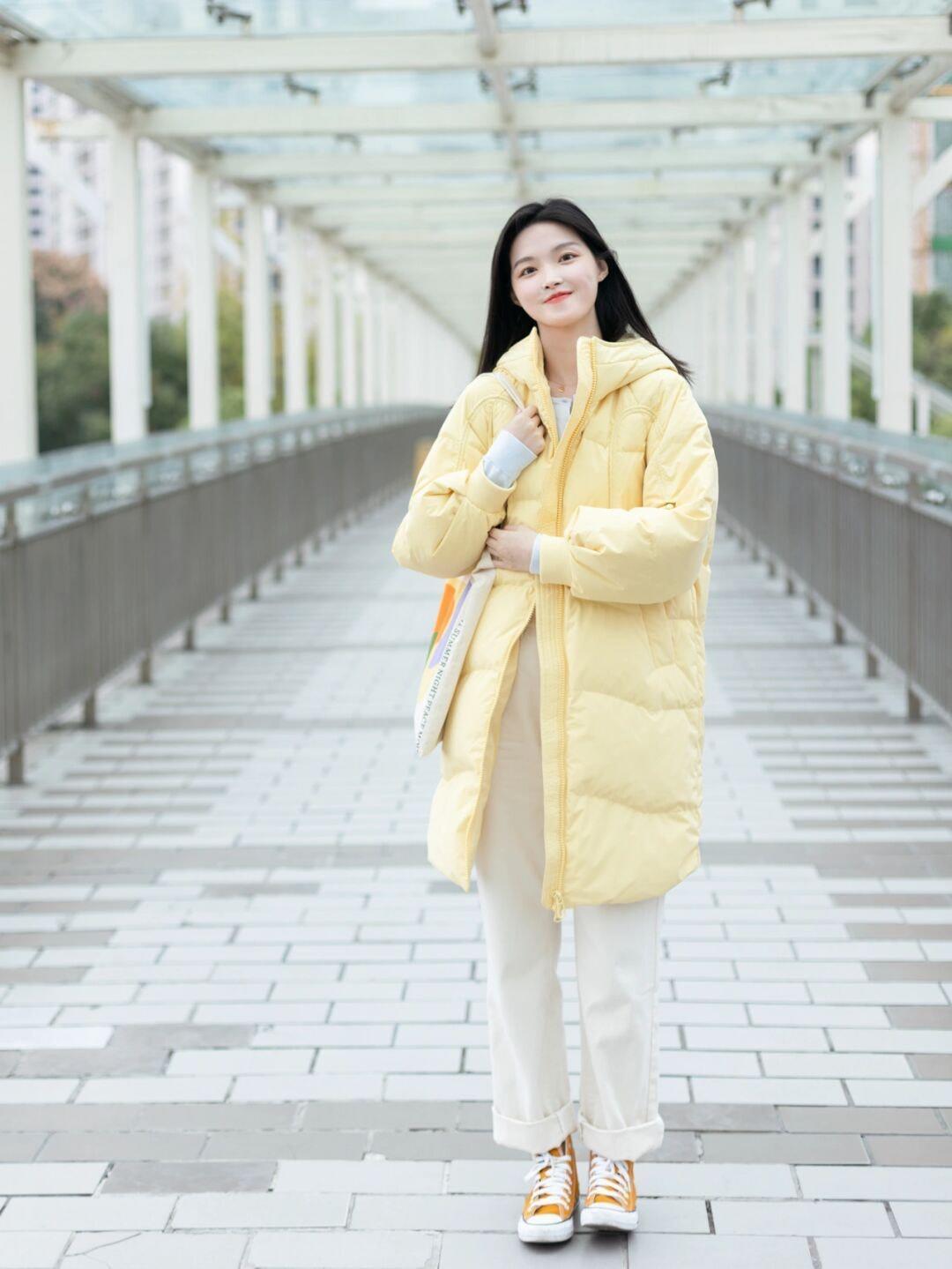 大衣|冬天就要穿得保暖还好看,蓝绿色大衣+白色西装裤,知性又优雅!