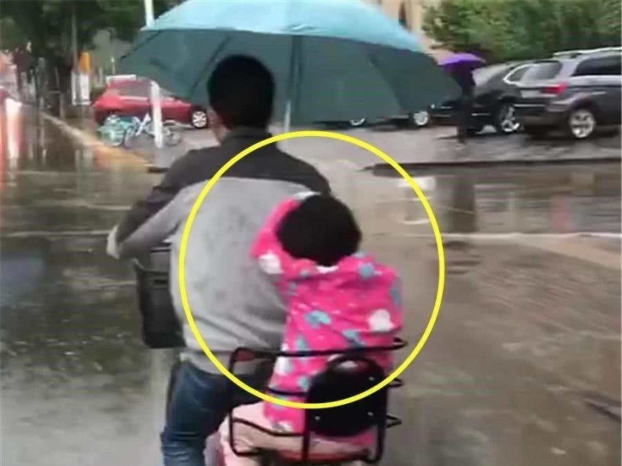 爸爸|爸爸雨天接女儿放学，只带了一把伞，接下来的一幕让路人笑喷了