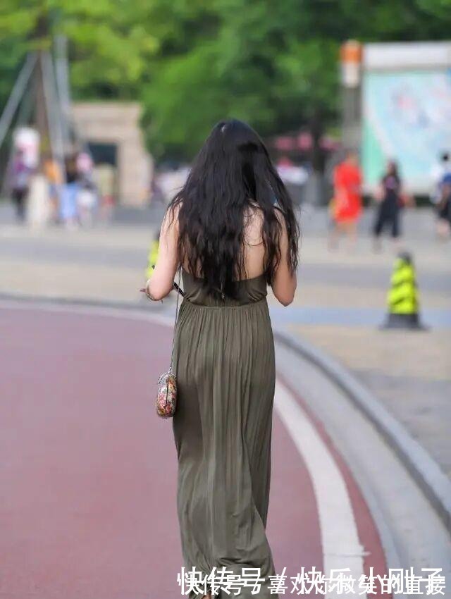 时髦美丽的连衣裙穿搭尽显青春姿态,穿出时尚风采,精致生动