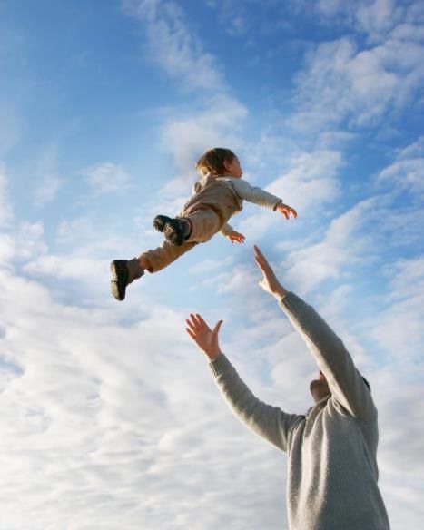 哄娃|七个月宝宝被哄成“脑瘫”,这些常见的哄娃方式,家长别再做了