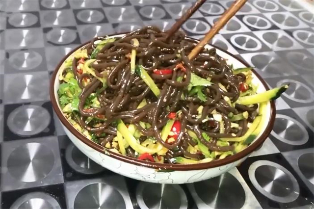 饭店的酸辣蕨根粉为什么做的那么好吃？其实做法很简单