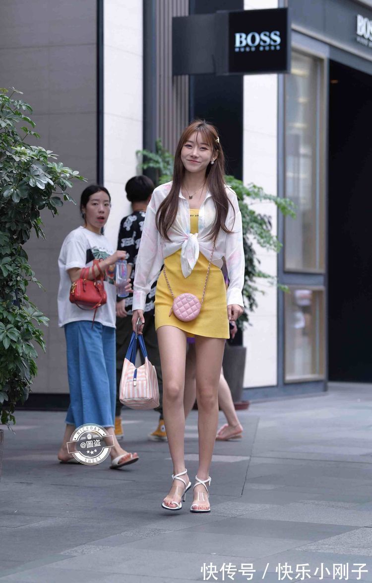 女神 舒适时尚的连衣裙打造时尚女神穿搭,展示美好身材,凸显气质