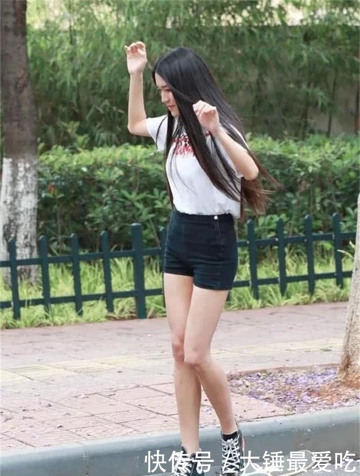 迷人|街拍美女:长腿小姐姐穿搭热裤玩滑板,性感美丽十分迷人