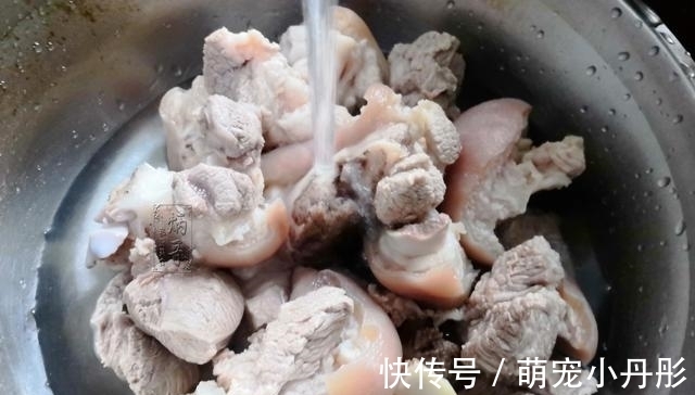 拌饭|这蒸菜我家一周做3次,食材炒下蒸一蒸软嫩鲜香,汤汁拌饭真得劲
