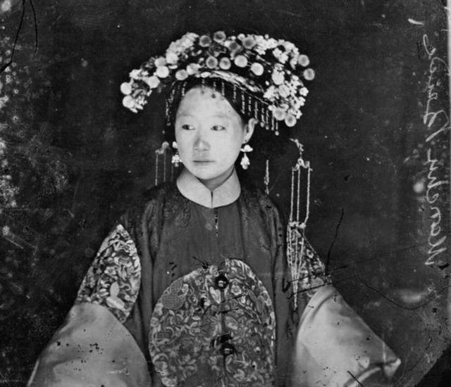 大拉翅@清宫女子往头上戴如此重的旗头,她们不累吗