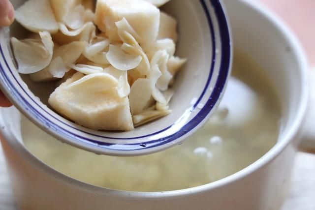 丑耳|防秋燥，这道汤水要多喝，清热下火，丝滑好喝，熬一锅全家都爱喝