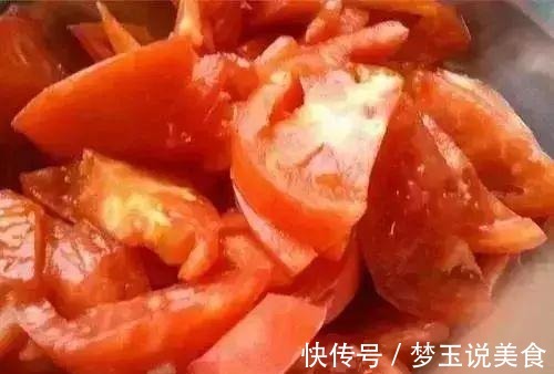 西红柿炒蛋你还只是加盐，多加一样东西美味提升数十倍，很实用的！