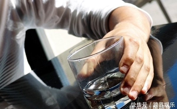 多喝|多喝水有益于身体健康，但两个时间段除外，以免造成肾脏负担