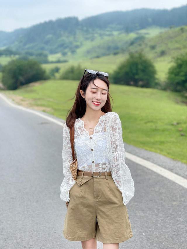 下半身|气质不分年龄,蕾丝小开衫+卡其色短裤,性感又有女人味