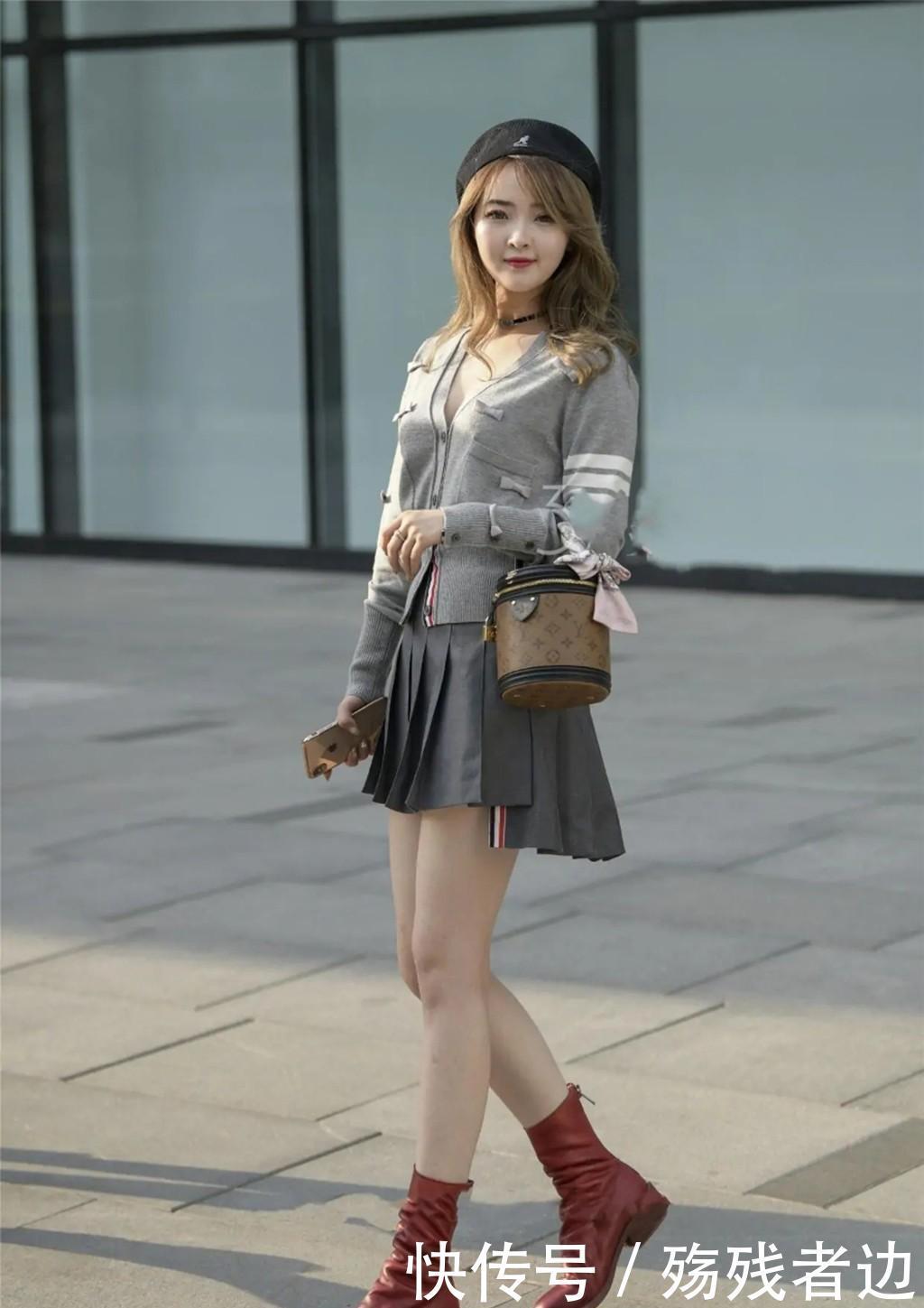学院风的灰色套装加上一双小红靴!甜美可爱显活力