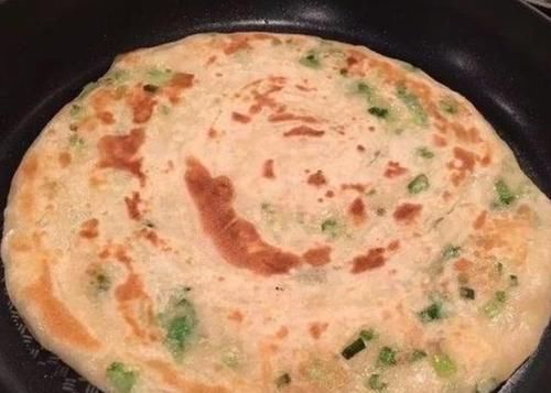 烙饼时,别再用凉水和开水了,用它,又软又香还出层,放凉也不硬