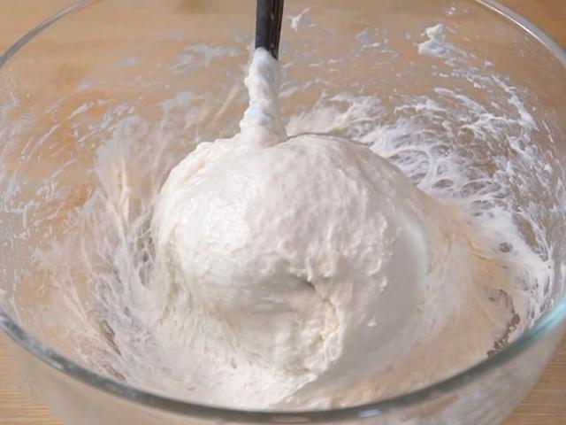 这饼我家一周做3回,一卷一擀,暄软咸香,葱香味十足,上桌扫光