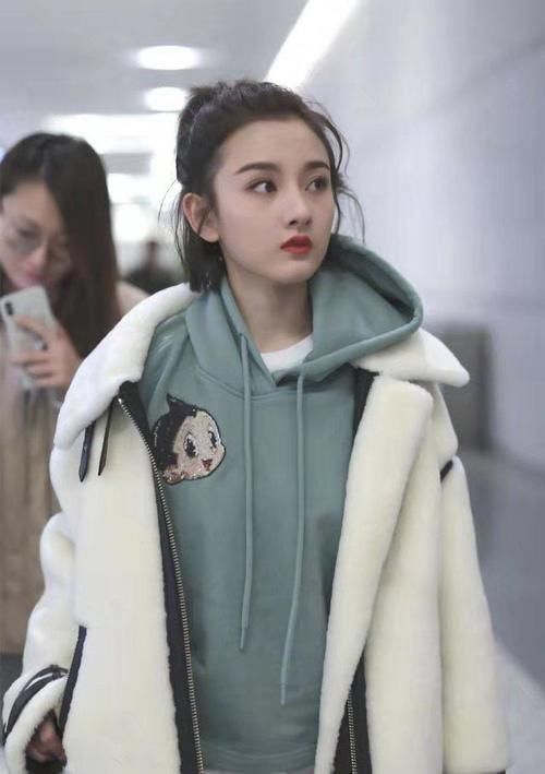宋祖儿|小姐姐终于像21岁了，阿童木卫衣配绒大衣，穿出日系少女范