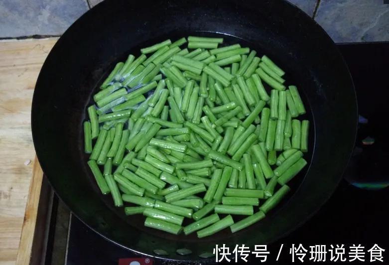 炒长豆角，直接下锅炒容易发黑，教你正确做法，豆角碧绿又脆嫩！