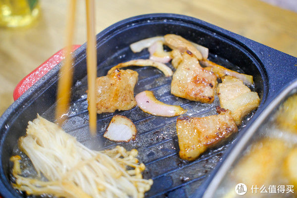 电火锅|九阳不粘涮烤一体机测评：1400W分区独立控温，品牌联名一定贵？