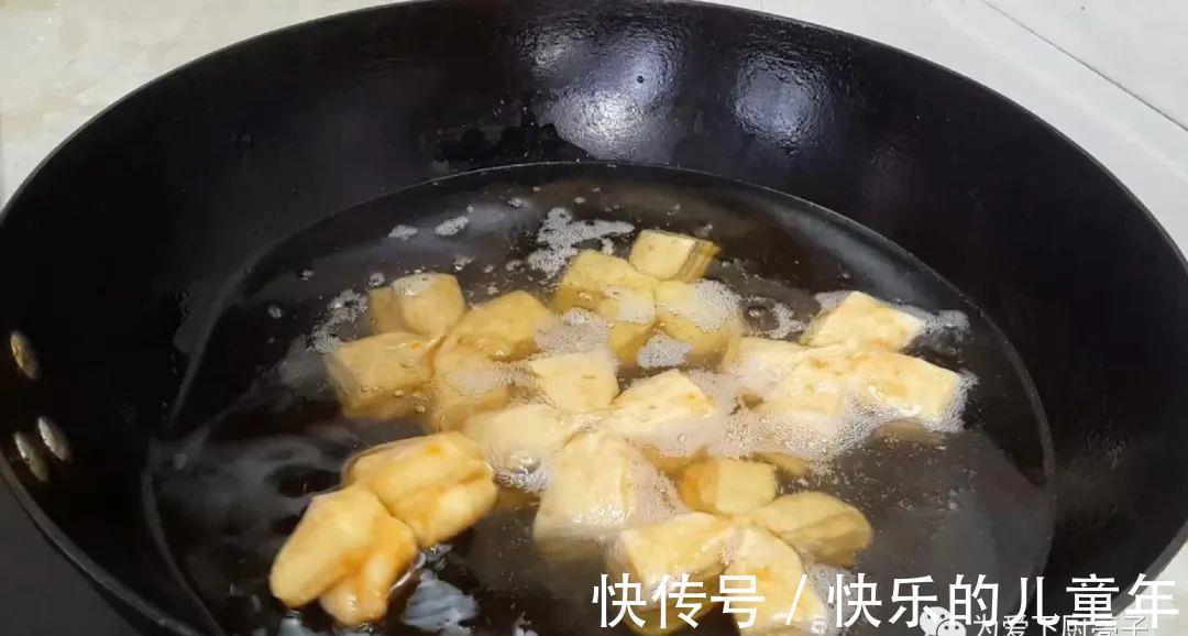 蕉叶不要买着吃了，教你一种新吃法，焦脆香甜，全家老少都抢着吃