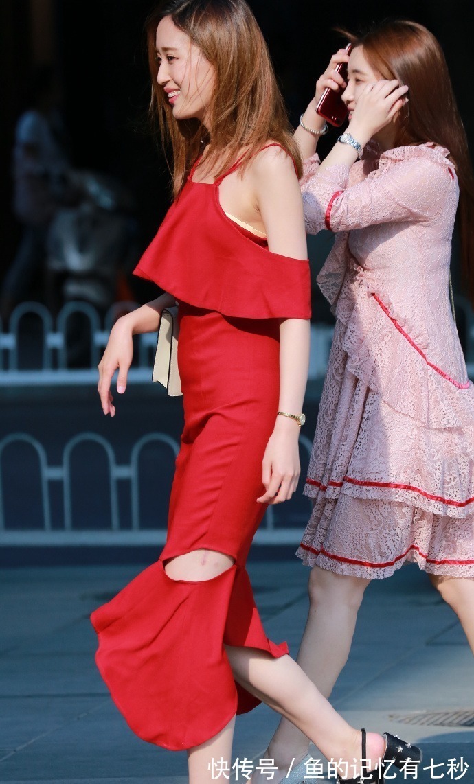 裙子 裙子都穿出“破洞”了,还笑的这么开心,这心是真大