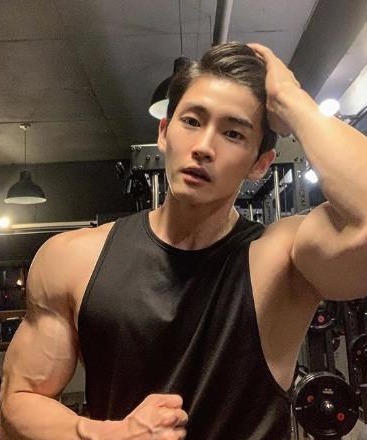 肌霸|韩国英俊男孩练出“龟甲腹肌”,吸引众多目光,只有18岁你信吗