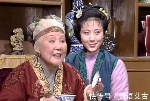 素云&贾母的饭桌上,先哭穷再怒怼,前后矛盾的鸳鸯有多少心计和势利?