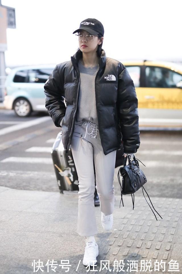 冲锋衣+羽绒服好帅气,百搭还时尚,冬天这么穿太惹眼了