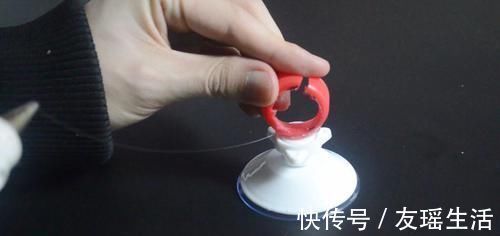 吸盘挂钩上粘个瓶盖真厉害, 一年能省下不少钱, 早点知道就好了